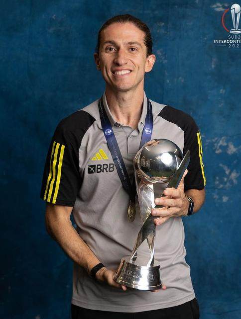 博鱼电竞-41天 9场比赛 菲利佩·路易斯率队夺得巴西杯冠军