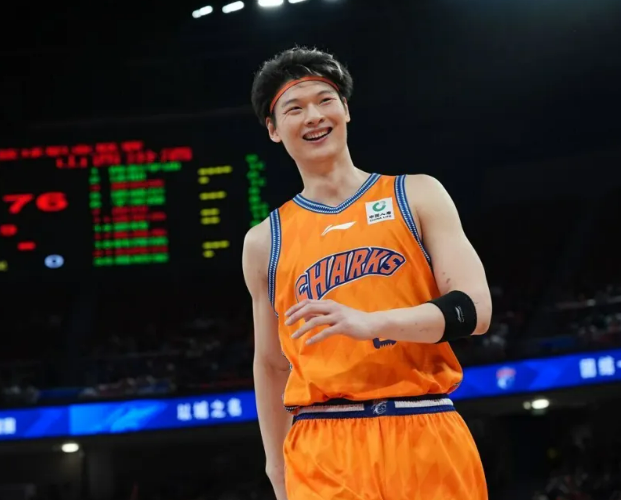 博鱼电竞平台-32岁王哲林CBA生涯总得分突破10000分，成为CBA历史第六位“万分先生”，上海队官博祝贺：大王，模子！